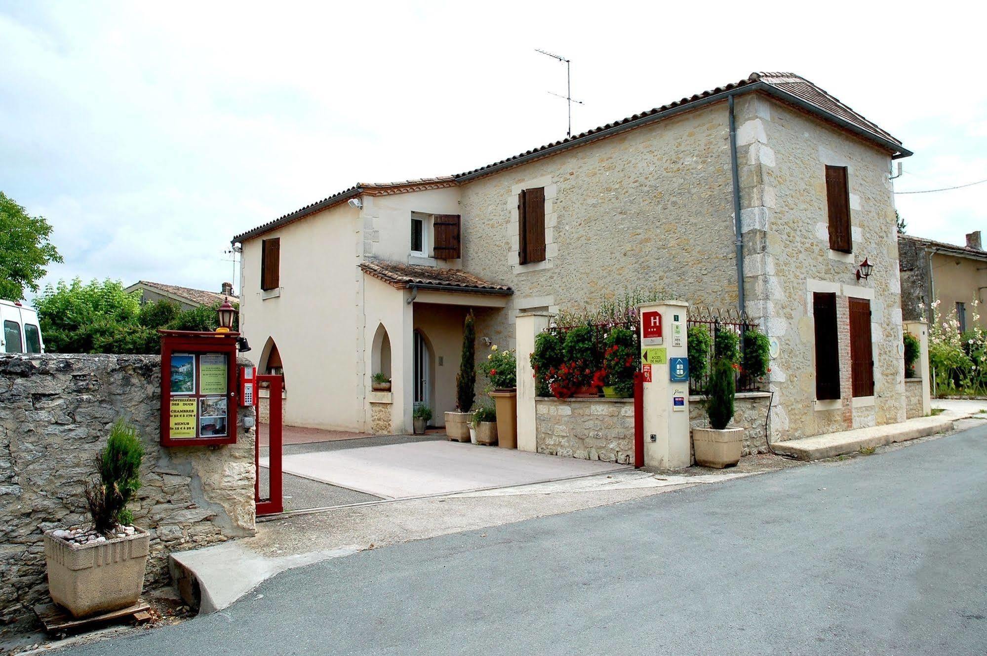 Logis Hostellerie Des Ducs Duras Exterior photo